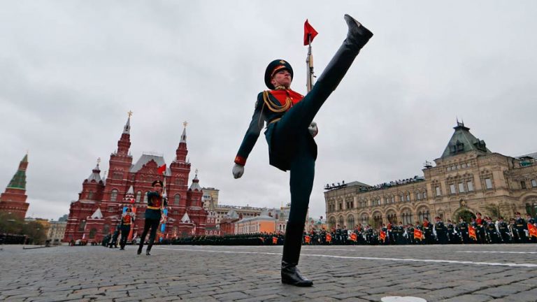 Un guardia de honor ruso realiza una muestra de reverencia durante el 72º aniversario de la victoria de la Unión Soviética sobre la Alemania nazi en la Segunda Guerra Mundial, en la Plaza Roja de Moscú. Foto AFP/ Yuri Kochetkov